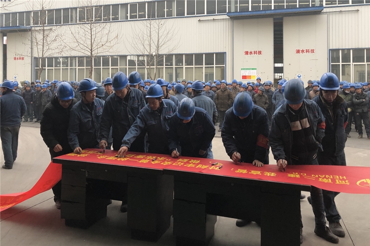 工人在橫幅標(biāo)語(yǔ)上莊嚴(yán)簽字_副本.jpg 工人在橫幅標(biāo)語(yǔ)上莊嚴(yán)簽字_副本.jpg