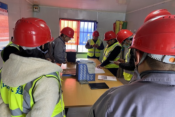 圖片二:集團(tuán)公司領(lǐng)導(dǎo)對(duì)現(xiàn)場(chǎng)施工資料進(jìn)行檢查.jpg 圖片二:集團(tuán)公司領(lǐng)導(dǎo)對(duì)現(xiàn)場(chǎng)施工資料進(jìn)行檢查.jpg