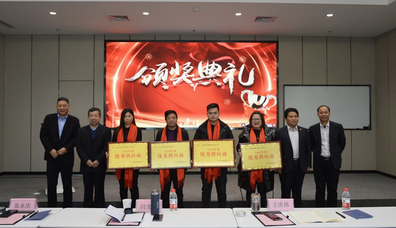 集團公司領(lǐng)導(dǎo)為鋼結(jié)構(gòu)公司優(yōu)秀供應(yīng)商頒獎并合影留念.jpg